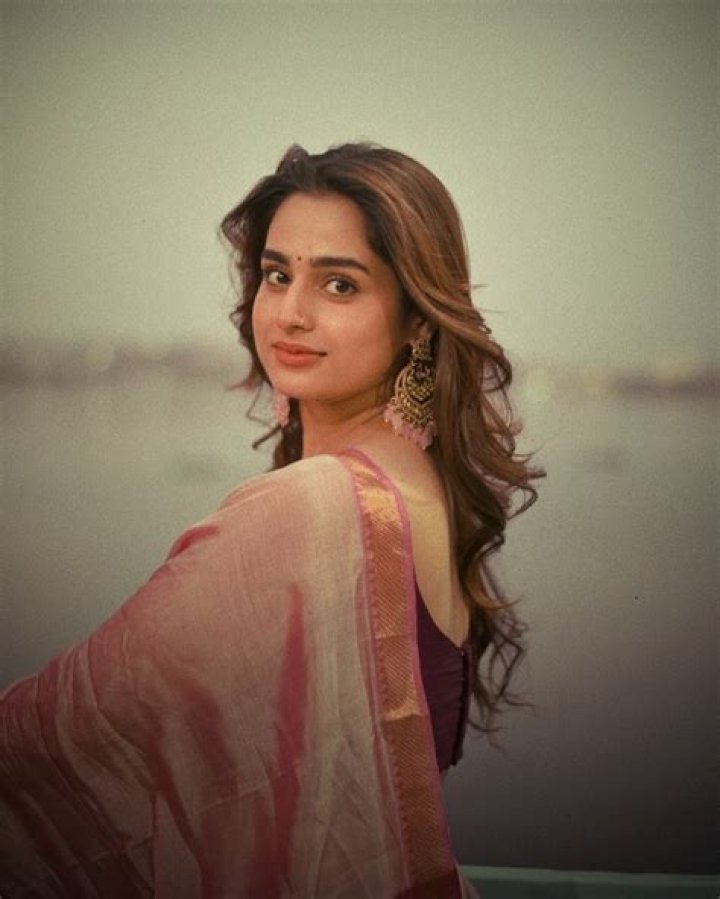 Ayesha Khan: The Timeless Beauty Of Indian Cinema