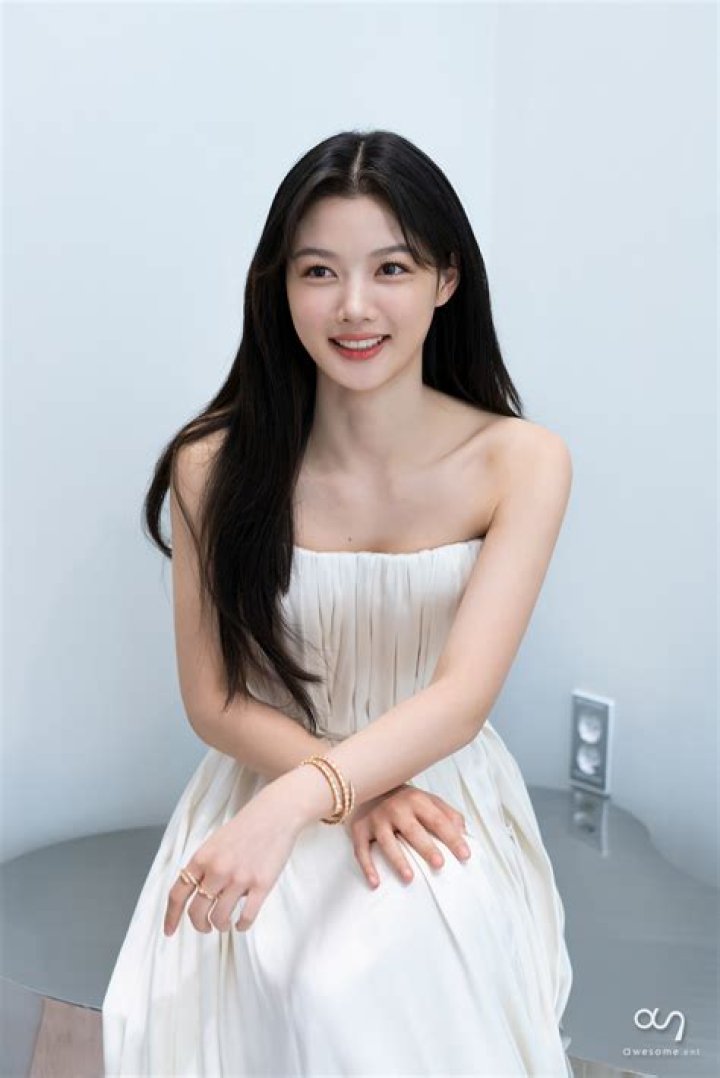 Exploring The Elegance Of Kim Yoo Jung's Feet